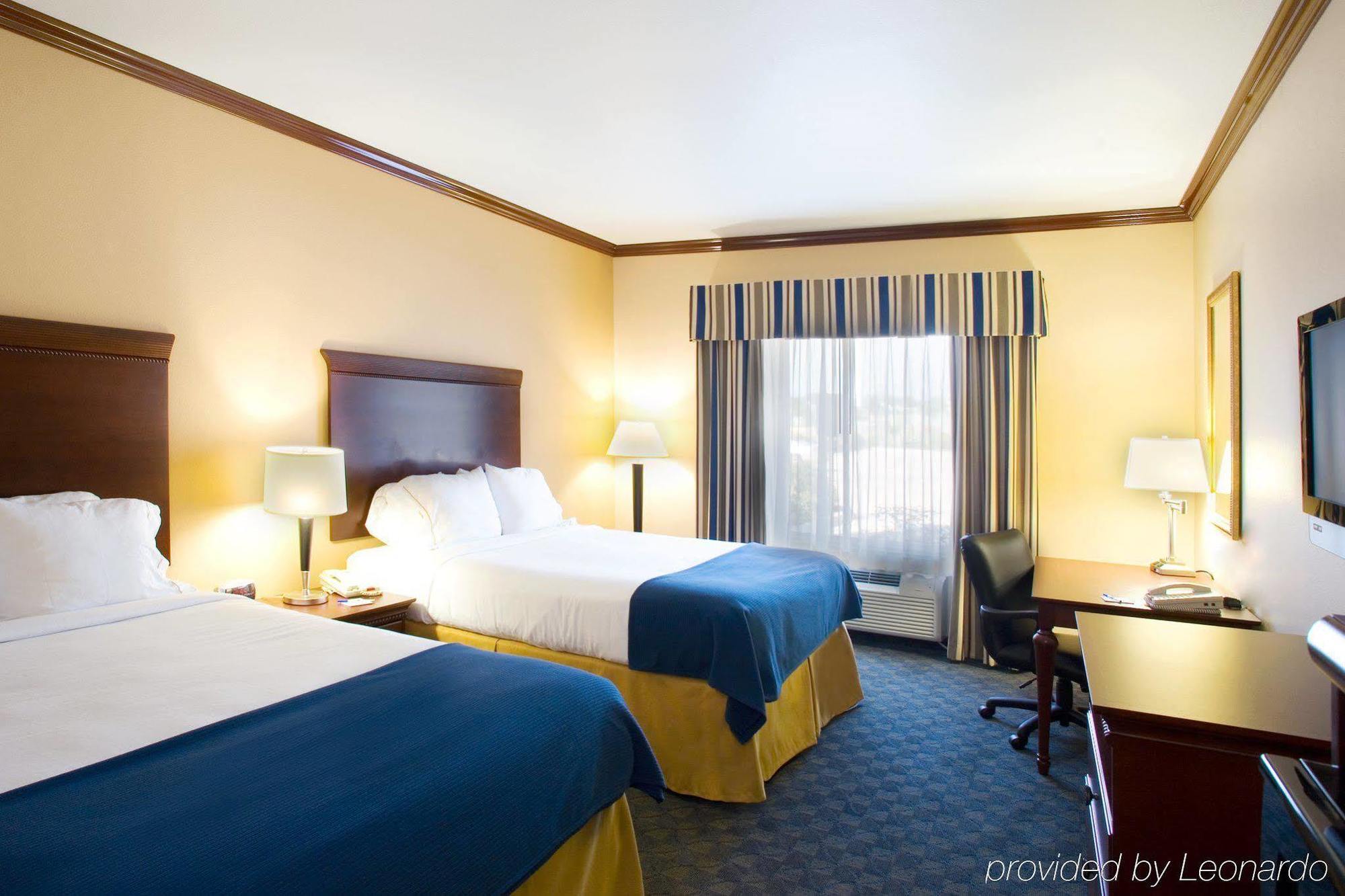 Holiday Inn Express Hotel And Suites Falfurrias Екстериор снимка