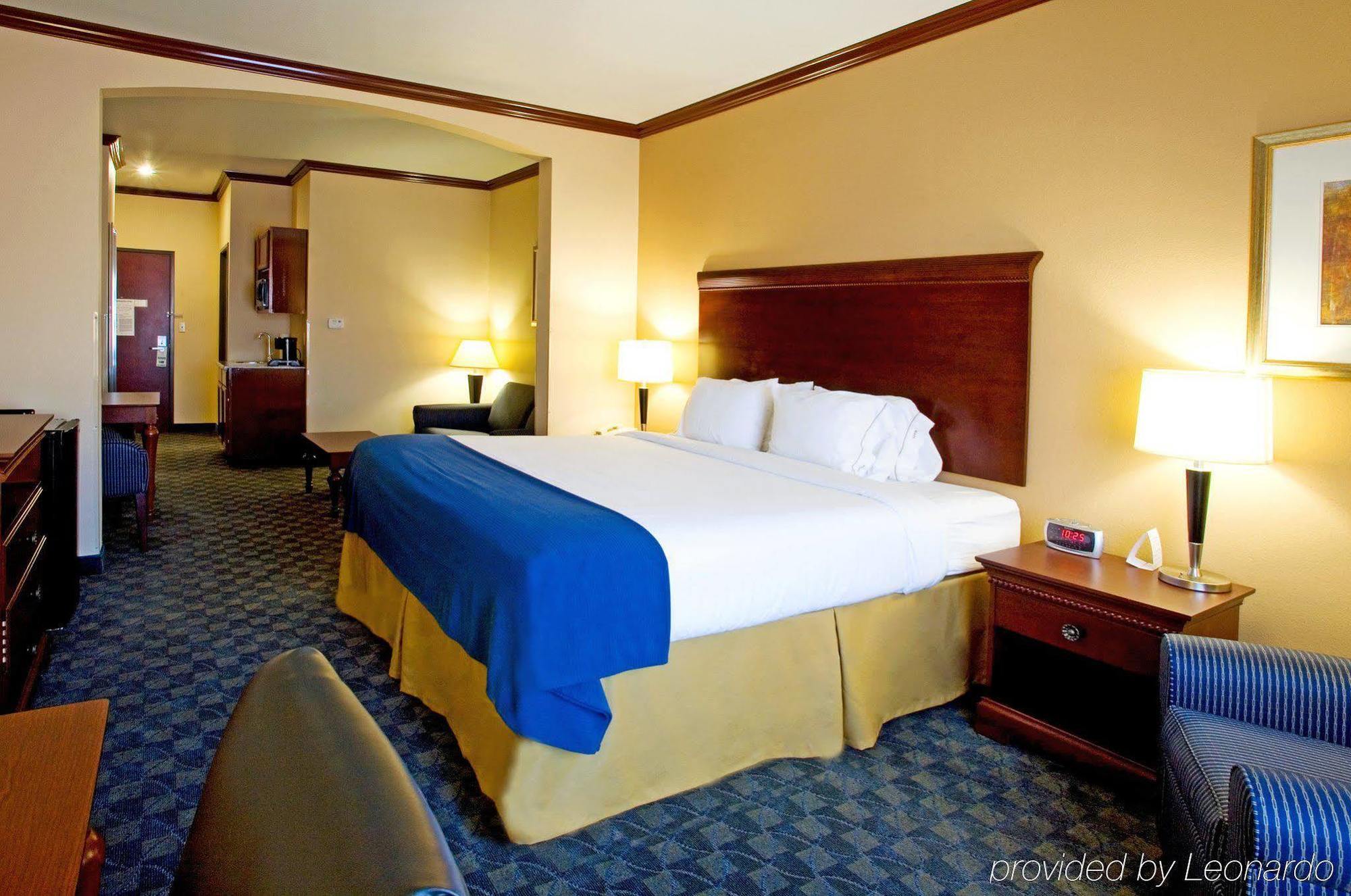 Holiday Inn Express Hotel And Suites Falfurrias Стая снимка