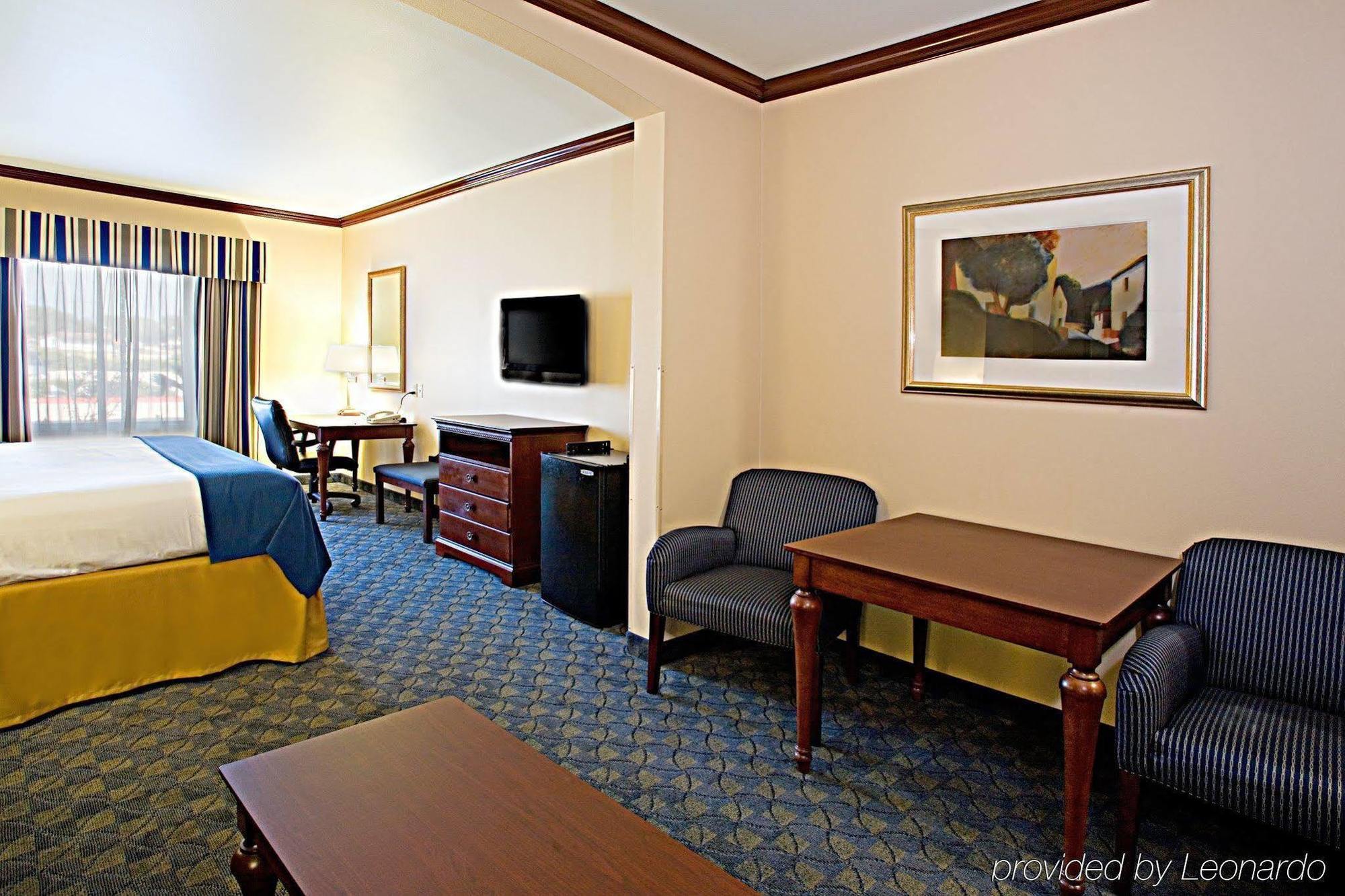 Holiday Inn Express Hotel And Suites Falfurrias Стая снимка