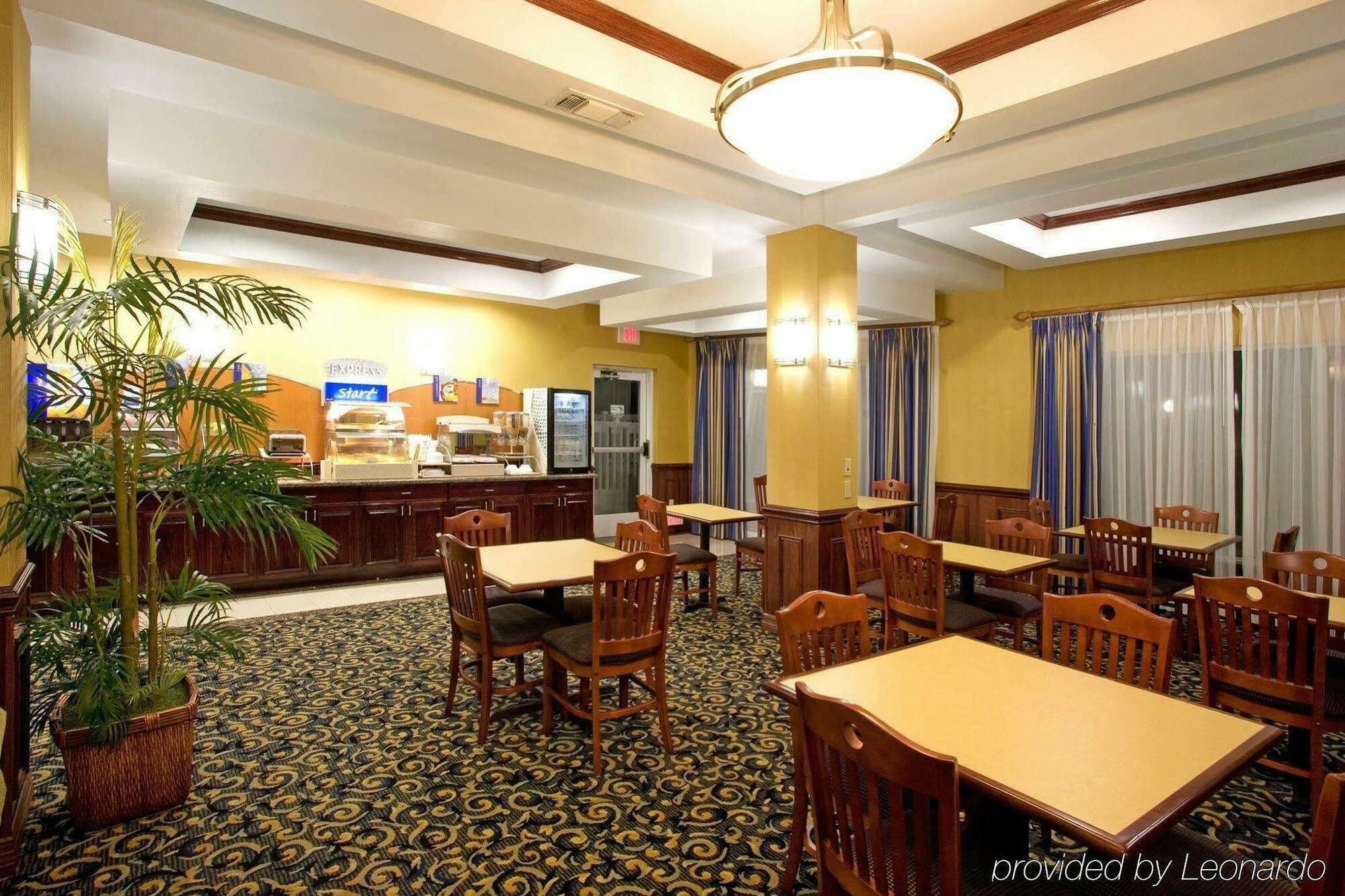 Holiday Inn Express Hotel And Suites Falfurrias Ресторант снимка